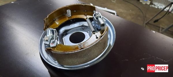 3518084273_komplekt-tormoznyh-kolodok Комплект гальмівних колодок AL-KO на вісь 1800 кг (великий)