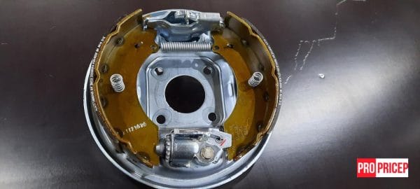 3518084285_komplekt-tormoznyh-kolodok Комплект гальмівних колодок AL-KO на вісь 1800 кг (великий)