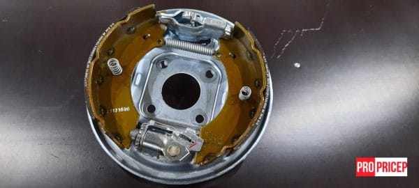 3518084288_komplekt-tormoznyh-kolodok Комплект гальмівних колодок AL-KO на вісь 1800 кг (великий)