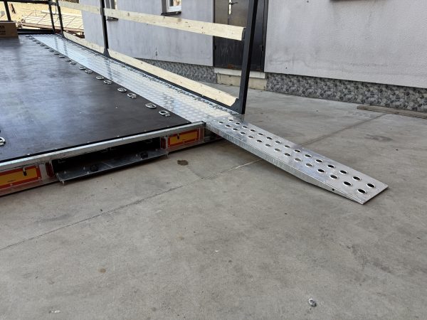 1758098069913004 Причіп платформа 4500кг